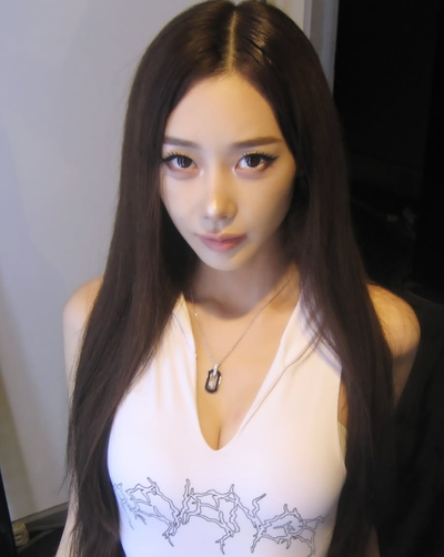 “허리 내리자 헤나가 딱 보였다”.. 에스파 지젤, 이번엔 과감한 로우라이즈 패션