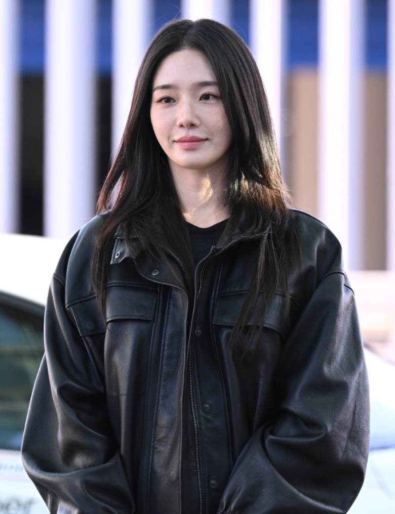 박규영 레깅스 공항패션 스키니핏 부활과 COS 앰버서더의 한 끗 차이 연출법