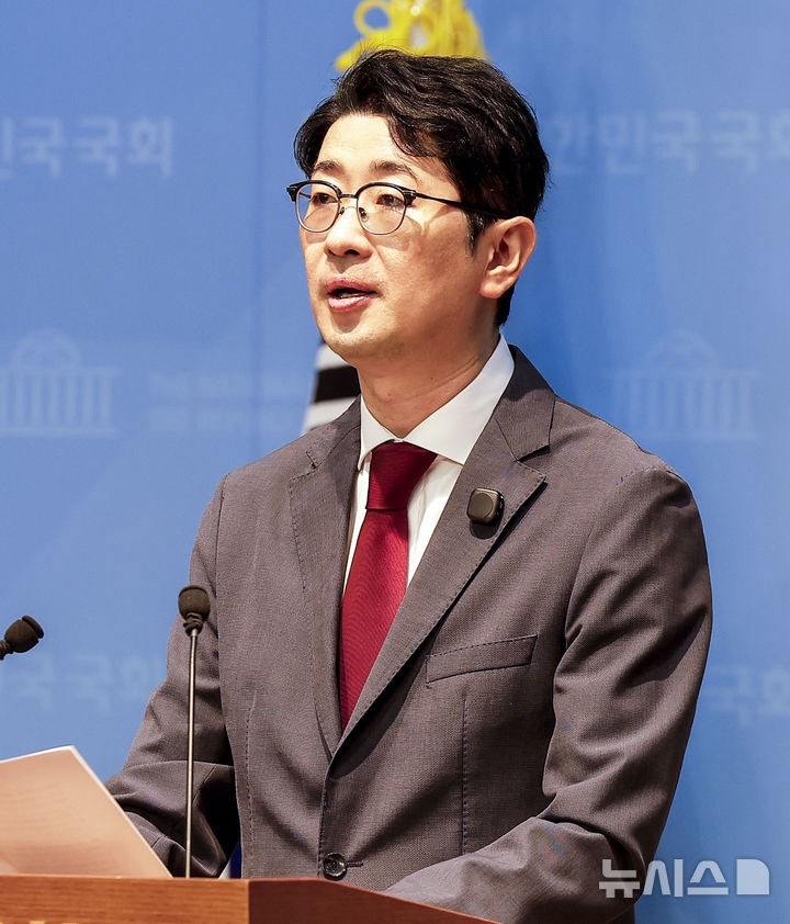 주진우 뒤에서 질의자료 ‘찰칵’…김승원 보좌진이었다, 결국 사과
