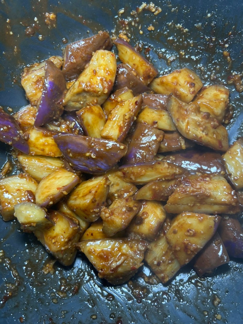 가지 이렇게 볶아보세요! 전분 입혀 쫀득한 두반장 가지볶음