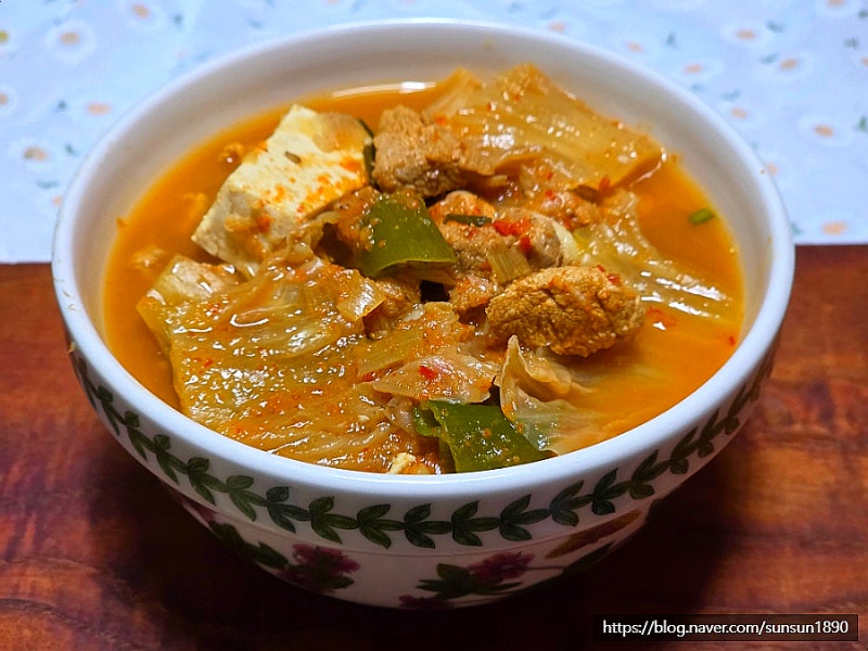 돼지고기 김치찌개 끓이는법 레시피 재료 간단 김치찌개 고기 사태