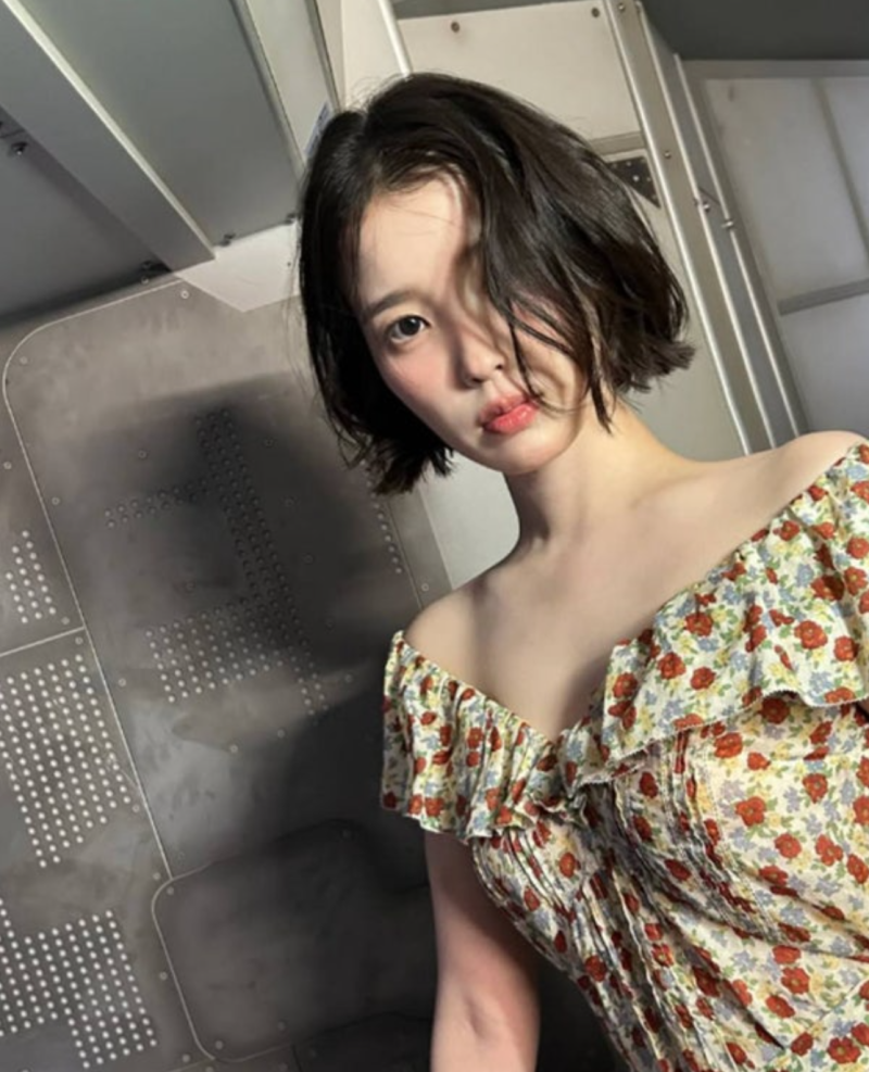 "백설공주 저리가라" 아이유, 단발 변신 후 돋보이는 백옥 피부…'이 별로부터' 뮤비 비화