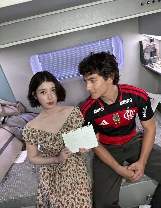 아이유, 칠레 배우와 눈맞춤 B컷 속 빛나는 단발 미모