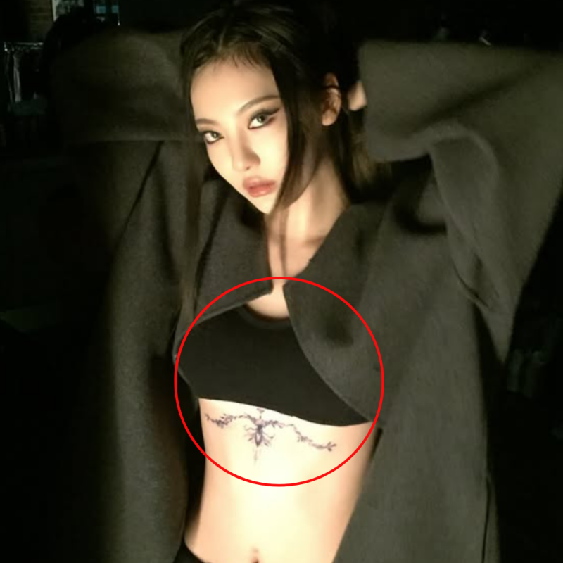 과감한 언더붑 타투 실화? 에스파 닝닝 블랙 브라톱·오버핏 코트로 완성한 시크한 올블랙 패....