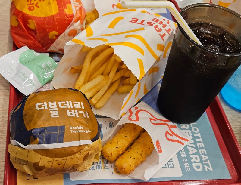 롯데리아 등촌역점 더블데리버거 1인팩·핫크리스피치킨버거 후기｜롯데잇츠 할인쿠폰 이용....