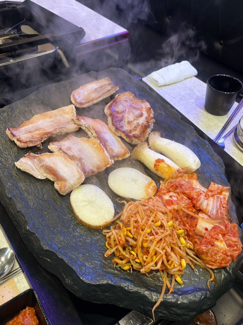 오산 맛집 오산 삼겹살 맛집 돌판에 구워먹는 삼겹살 목살 후기 “고인돌 도야지”