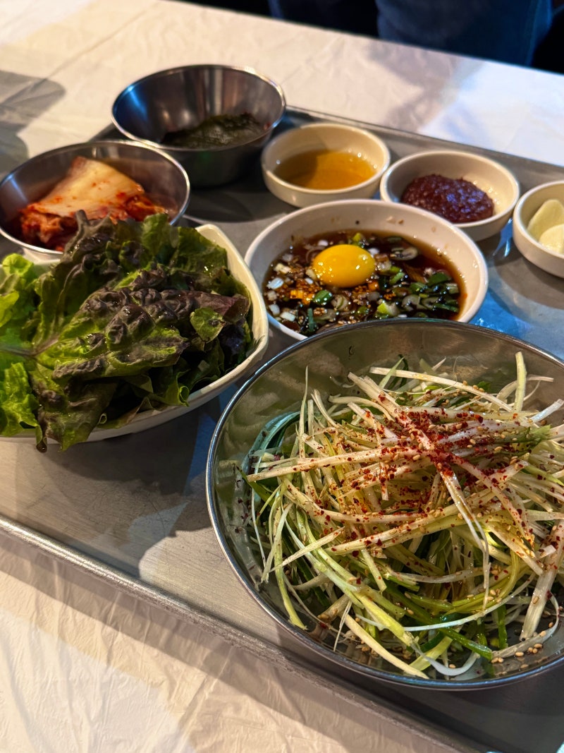 [압구정/고기] 바삭한 한돈 냉삼에 탄탄한 밑반찬, 압구정삼결살 맛집 미쓰냉삼