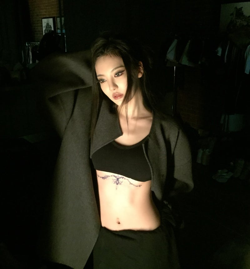 닝닝, 언더붑 타투 깜짝 공개 블랙 브라톱에 스모키 메이크업
