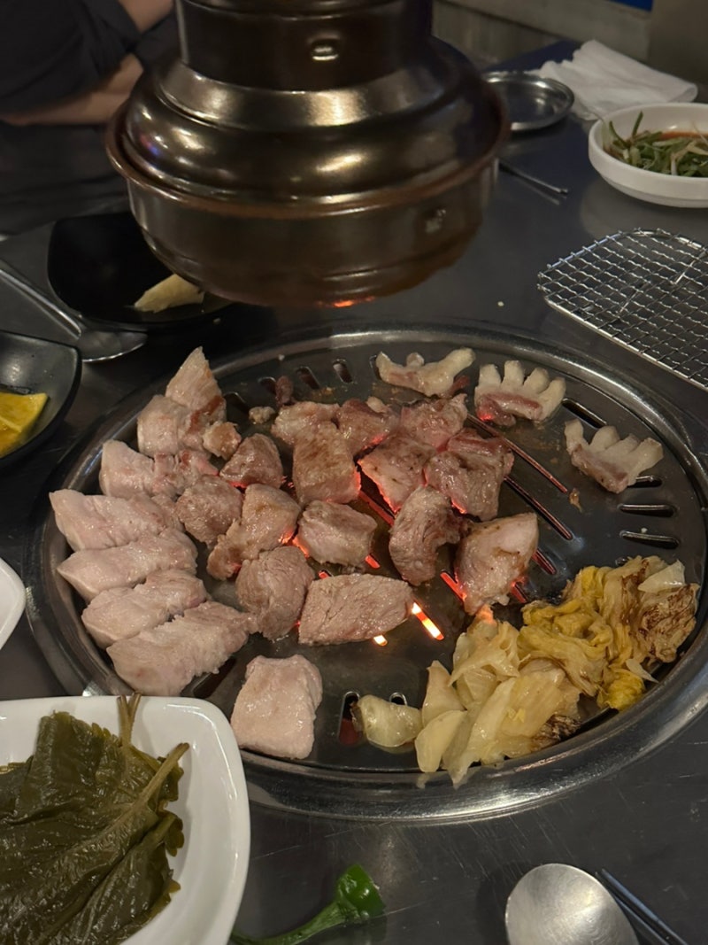 【済州西帰浦カンチョン黒豚】練炭焼き黒豚の美味しい店
