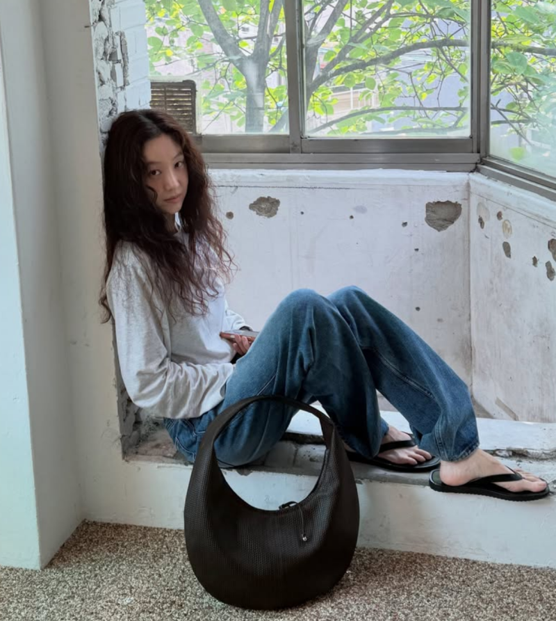 리즈시절 떠오른다는 정려원 사복 패션 반로에 자켓 스커트 숄더백 브랜드 가격 착장정보
