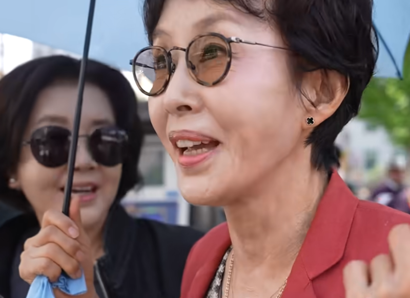 “연예인 같아요” 이경진 못 알아본 25세 여성, 주변에서 알려주자 보인 반응