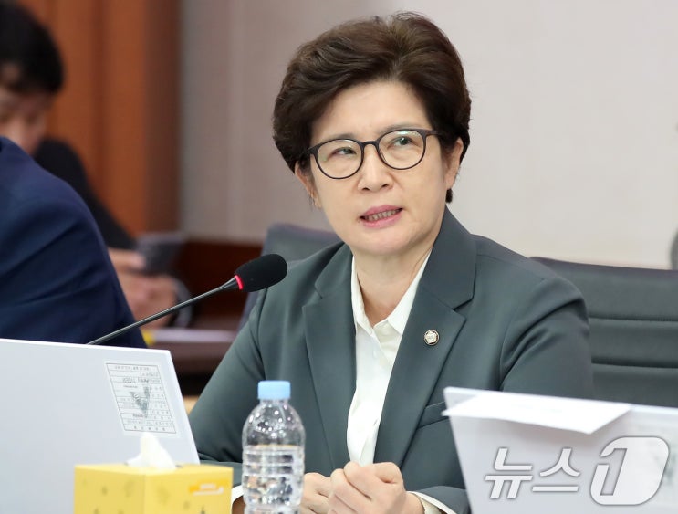 <b>강선영</b> “북한이 주적이라 왜 말을 못 하나” <b>강신철</b>에 결국 “<b>사퇴</b>....