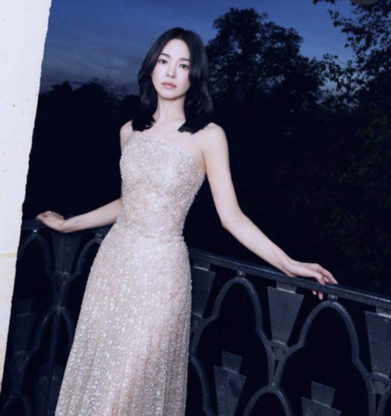 송혜교 근황, 루브르 박물관에서 나온 줄…중단발에 드레스까지 ‘화제’