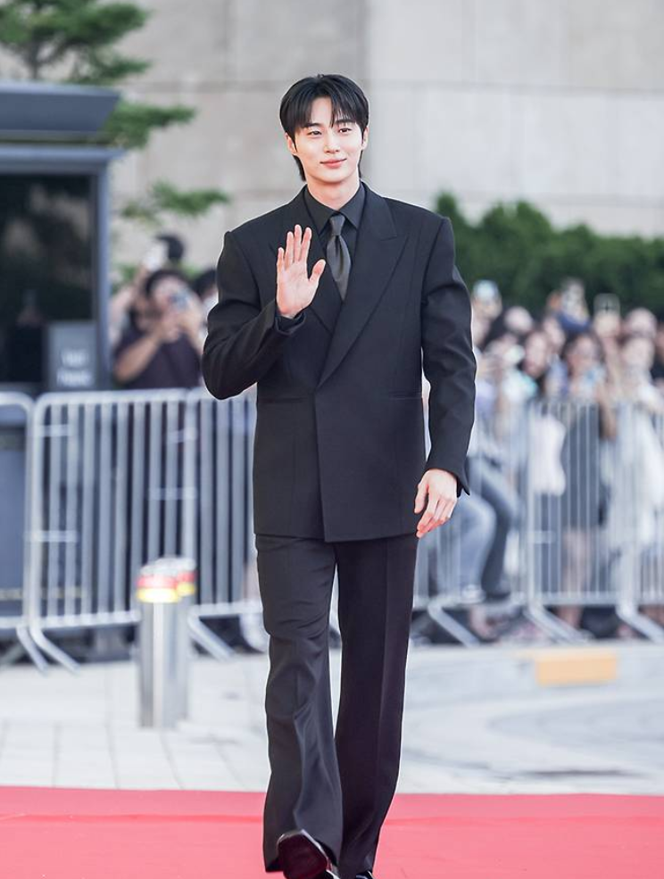 변우석 제2회 iMBC어워즈 베스트 배우 수상 압도적 득표율과 나 혼자만 레벨업 차기작 기대감