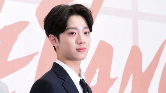 '은퇴' 워너원 라이관린 폭로 "촬영장서 거짓말 강요받아…거울 속 내 모습 싫었다"