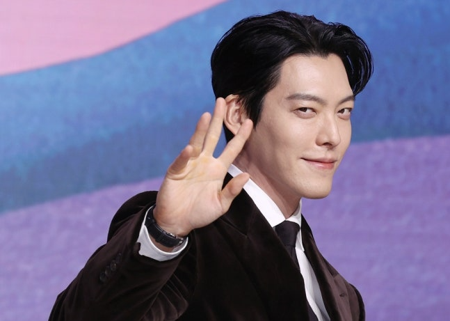 김우빈, tvN 새 드라마 '기프트'서 고교 야구부 감독 정민용 변신