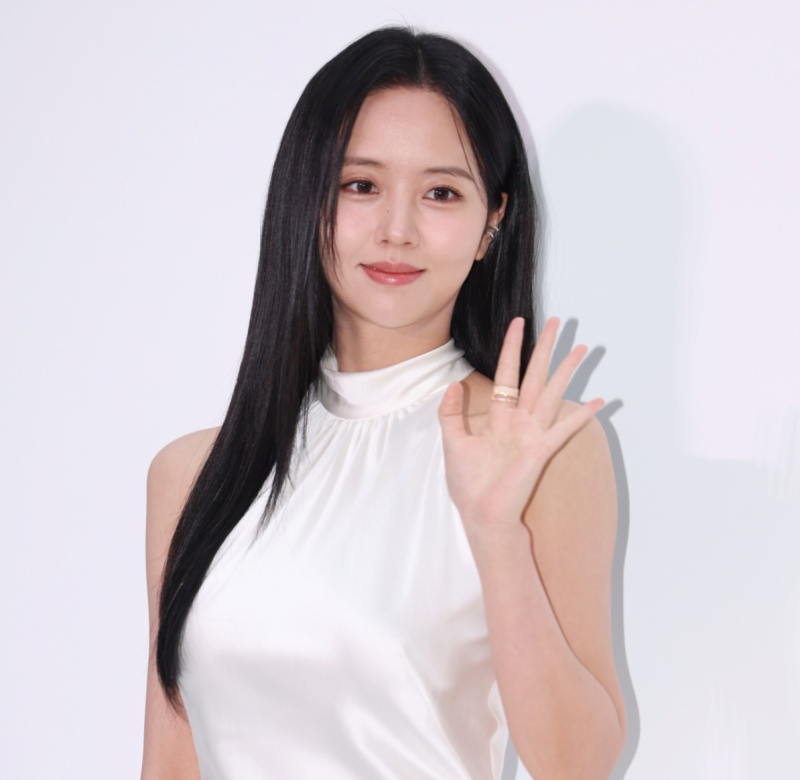 27세 김소현, 백상 이어 성수 팝업서도 '홀터넥' 고집한 진짜 이유
