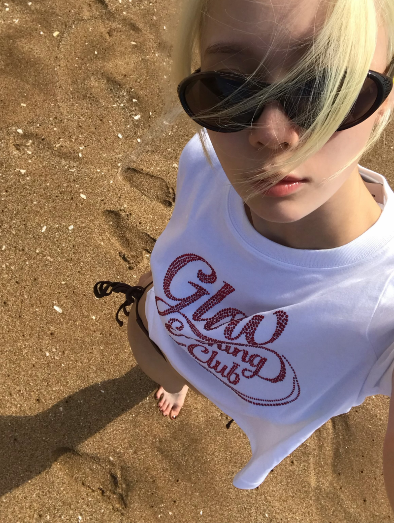 ブロンドヘアと爽やかなビーチムード エスパのウィンターの私服ファッション探求！