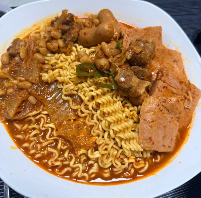 요리 초보도 쉽게 만드는 부대찌개 레시피｜재료 넣고 푹 끓이면 끝!