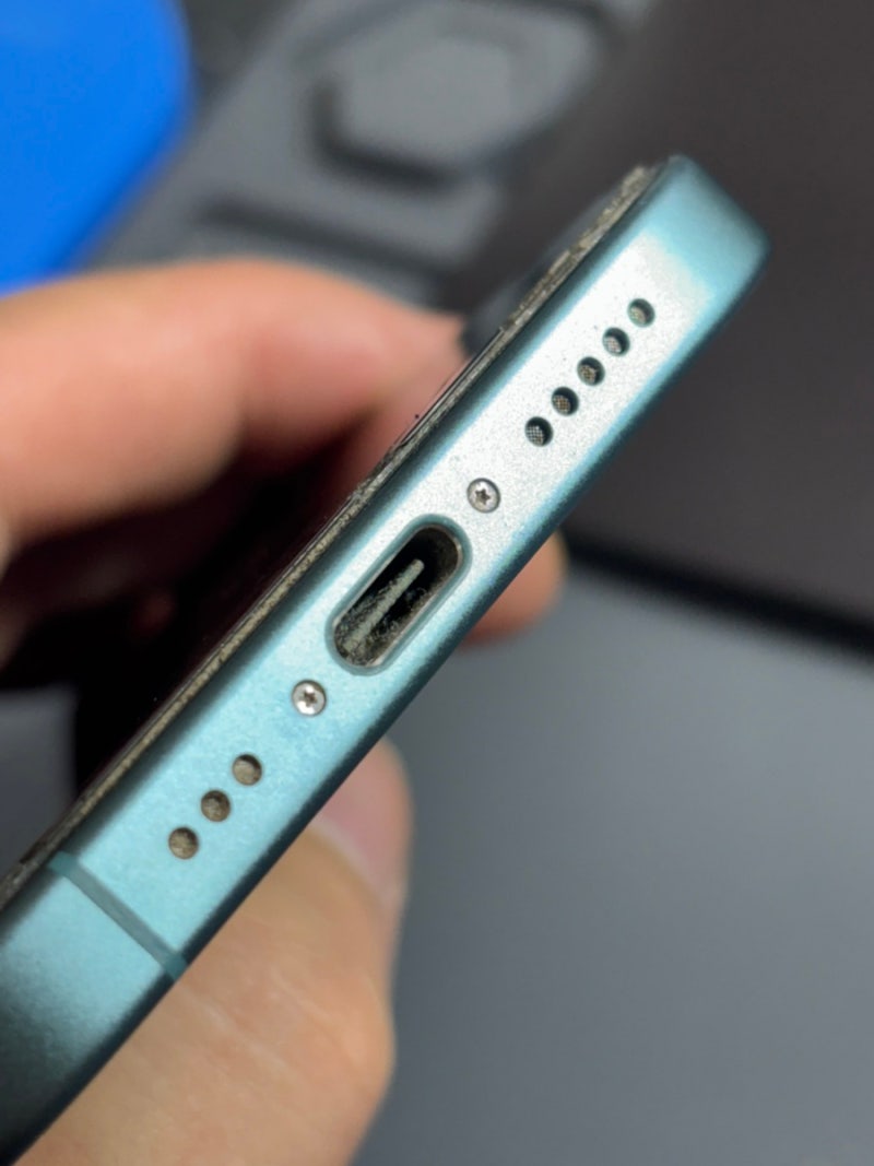 아이폰16 충전 안됨⚡ 케이블도 안 들어간다면? USB-C 충전단자 교체로 해결!
