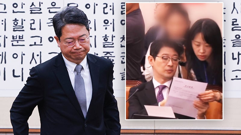 김승원 보좌진, 주진우 뒤로 '슥' 가더니, 쪽지 '찰칵'