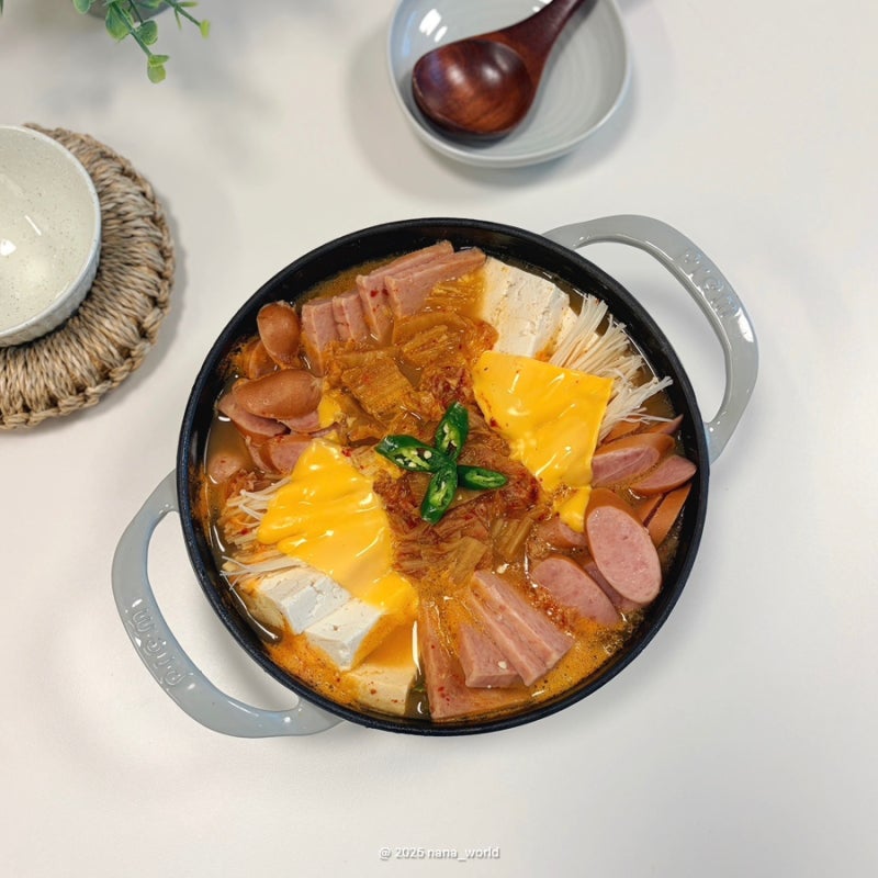 부대찌개 끓이기, 사골육수로 진하고 시원한 얼큰 부대찌개 레시피