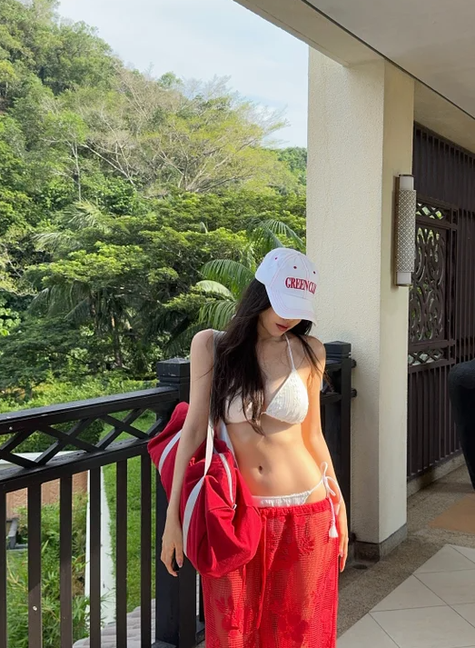 '뼈말라'라더니 이 정도였어? 이솔이, 파격 비키니로 깜짝 근황 공개