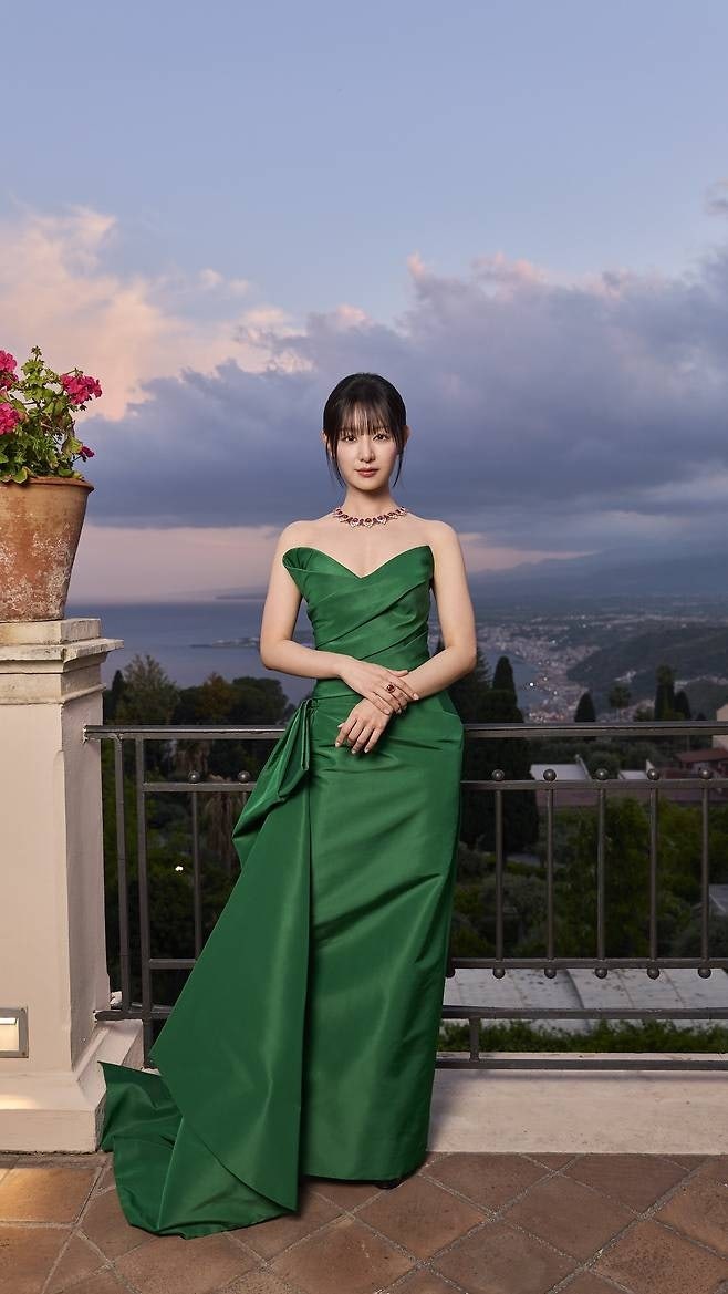 キム・ジウォンとムン・ガヨンのドレスは同じ服？1000万ウォン台のモニーク・ルイリエ、どちらがより女神のよう？