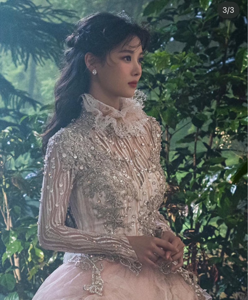Kim Yoo-jung, Crowned "Most Beautiful Korean Actress," Surpasses Suzy and Jisoo, Reunites with Park Bo-gum After 10 Years