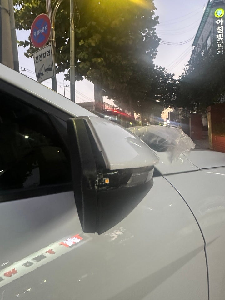 아반떼 CN7 사이드미러 수리, 깨진 깜빡이등·찌그러진 하우징커버 교체 비용은?