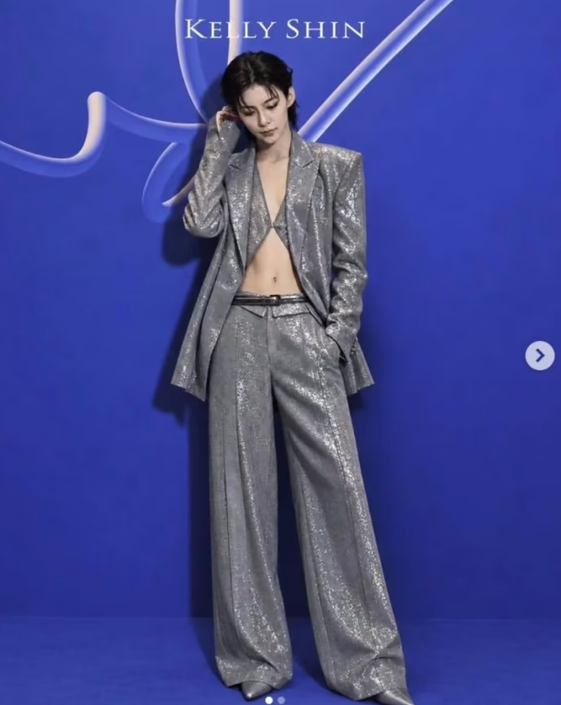 수트 안에 셔츠 대신 절개 톱, 정혜인의 실버룩이 달라 보인 이유