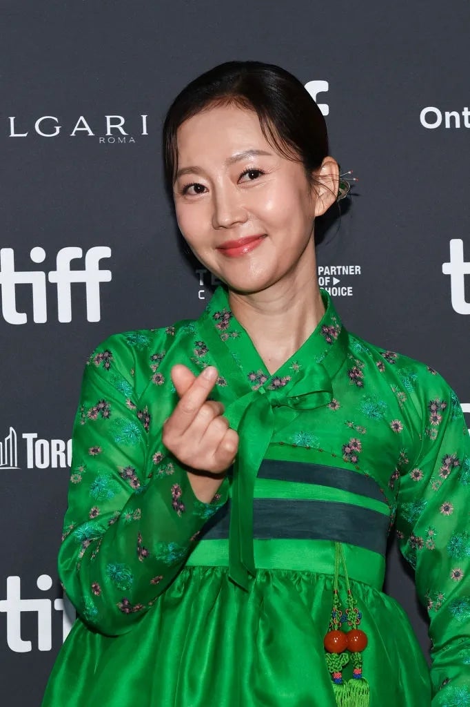 명품 드레스 입을 줄 알았는데, 알고 보니 "형광 초록 한복"? 염정아 토론토 레드카펫의 진짜 ....