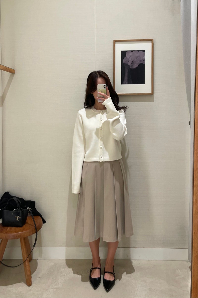 시에 Sie 조앤 버튼 포인트 가디건, 네이 플리츠 미디 스커트, 케리 울 하이넥 하프 코트 착용....