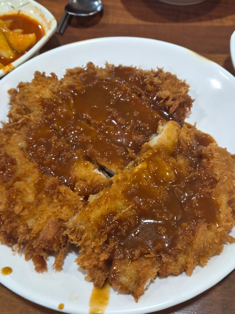 [여의도 맛집] 만 원대에 즐기는 흑돼지 김치찌개 + 생등심 돈까스 조합! 직장인 찐맛집 '고돈....