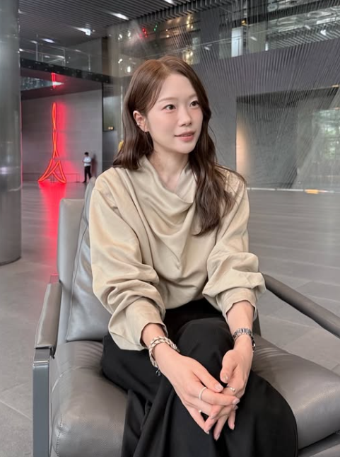 "연애 후 물오른 미모에 경수 또 반하겠네"… '나솔 31기' 순자, 가을 블라우스 입고 전한 독보....