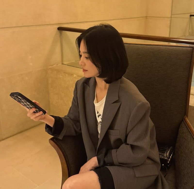 45세 송혜교 파리 사복 3벌 가죽 재킷 화이트 팬츠 오버핏 블레이저 핑크 맨투맨