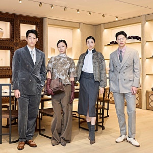 청담 플래그십 스토어 매장에서 진행한 브루넬로 쿠치넬리 26 FW 컬렉션 속 남자 명품 니트 여....
