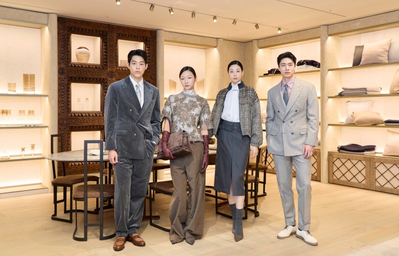 청담 플래그십 스토어 매장에서 진행한 브루넬로 쿠치넬리 26 FW 컬렉션 속 남자 명품 니트 여....