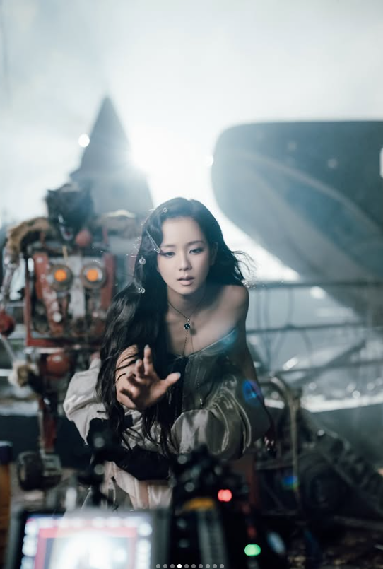 "실물 드레스 핏이 이 정도라고?"… 블랙핑크 지수, 놀이공원 뮤비 현장서 난리 난 진짜 비율