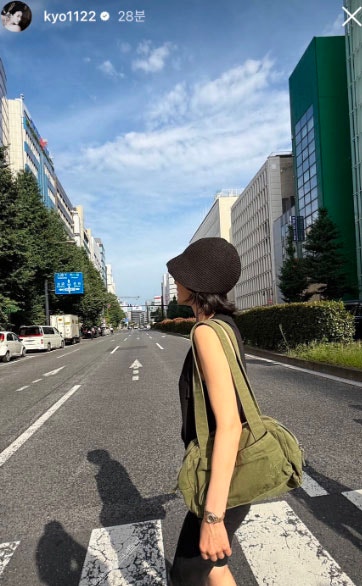 에르메스 들던 송혜교가 컬러별로 샀다는 9만원대 가방 정체