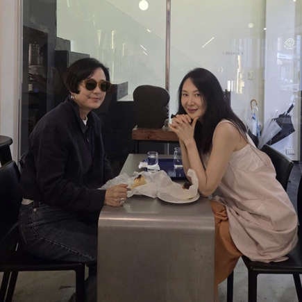 채시라·장미희 깜짝 투샷 화제…화이트룩으로 뽐낸 변함없는 우아함