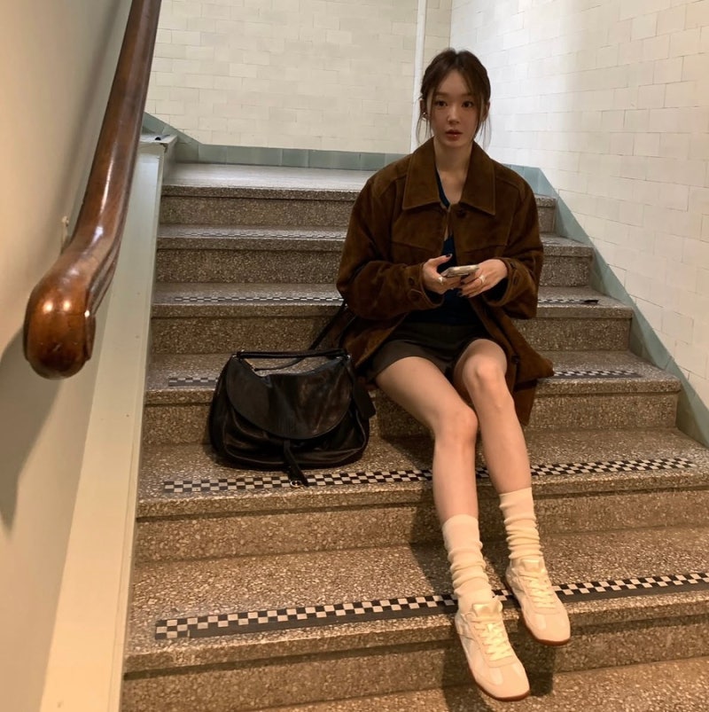 "하얀 운동화는 쨍해서 어색해?" 브라운 룩에 착 감기는 가을 크림 스니커즈 4