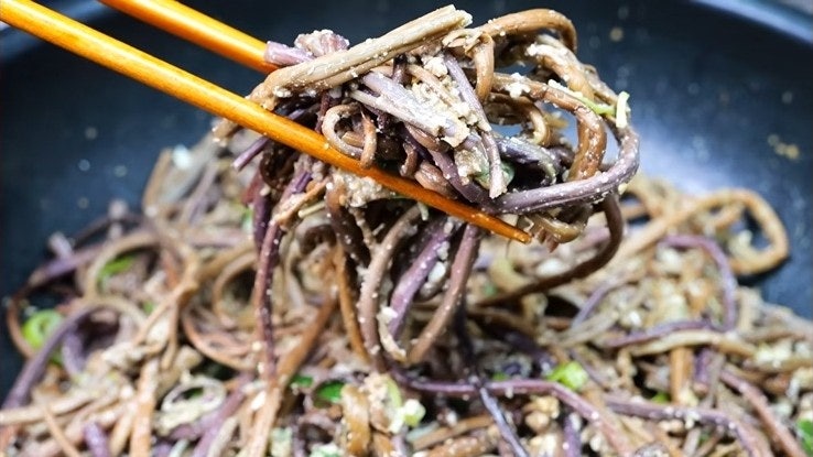 비린 맛 싹 잡아주는 기발한 꿀팁이 있는 고사리나물볶음 레시피 - 김대석 셰프