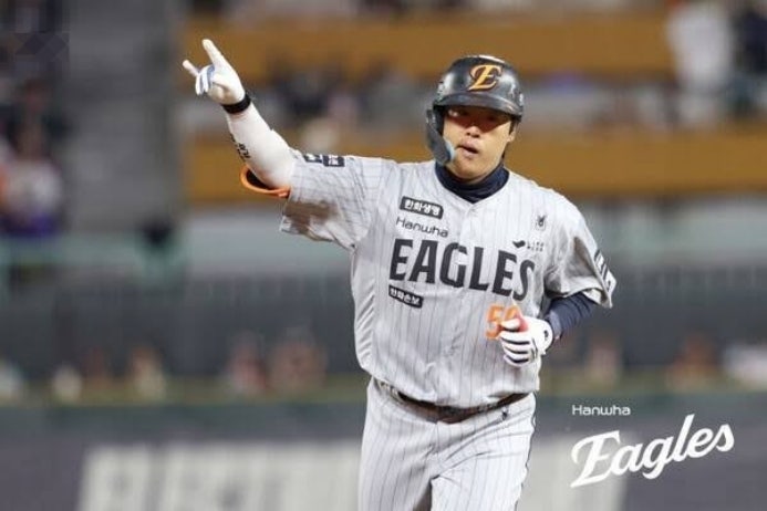 "한화 와서 처음 글러브 꼈다" 강백호 1220일 만의 1루수 선발로 나선 이유는?