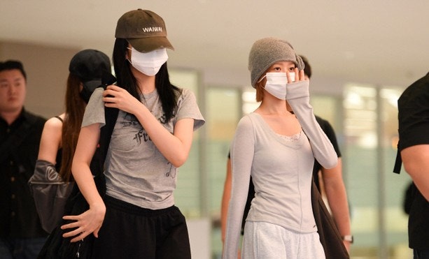 아이브 안유진·레이, 인천공항에서 딱 걸린 그 표정…"저게 맞아?" 팬들 술렁