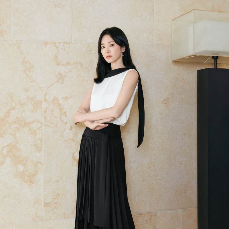 김밥 먹던 동은이 어디 갔어?…45세 송혜교 파리 가더니 ‘재벌가 사모님’ 분위기 났다는 사....