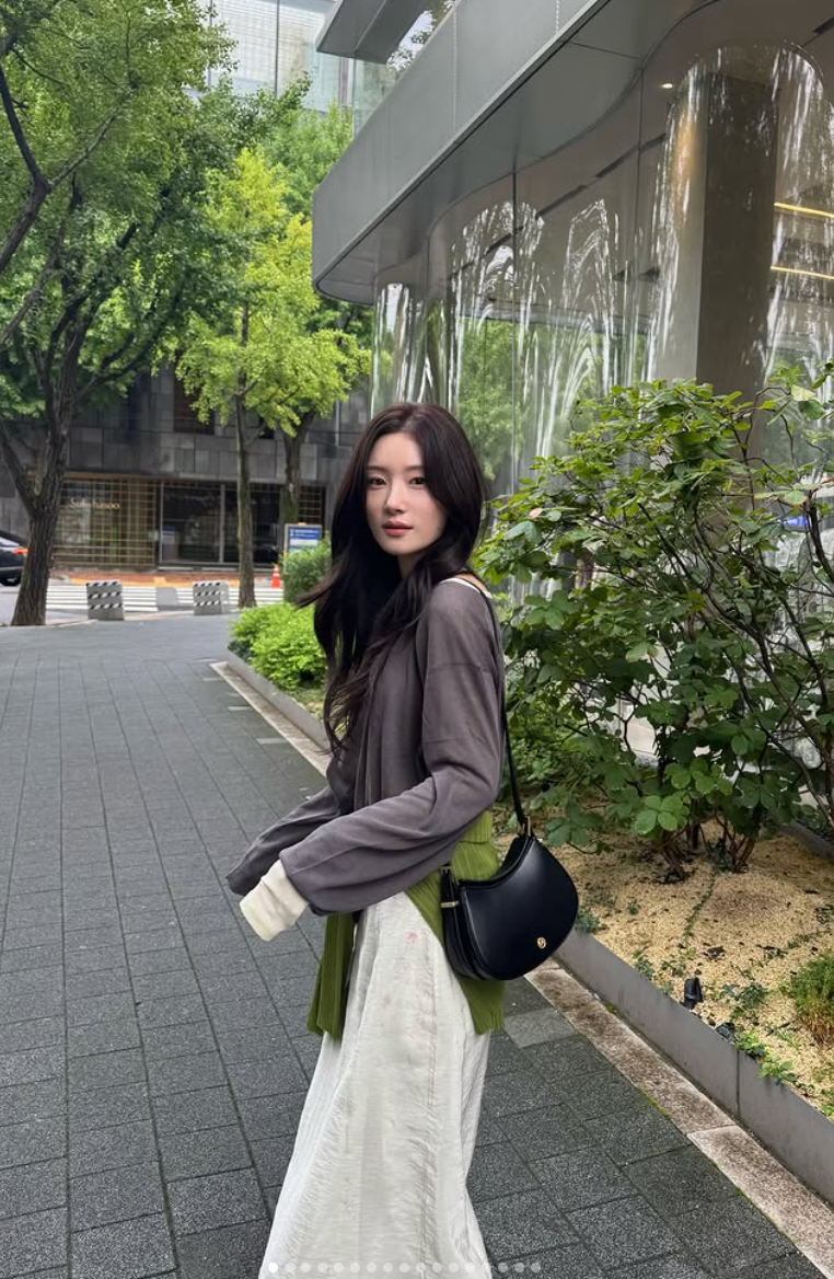 “분위기 뭐야?” 정채연 가을 패션, 니트부터 스커트까지 이렇게 입었다