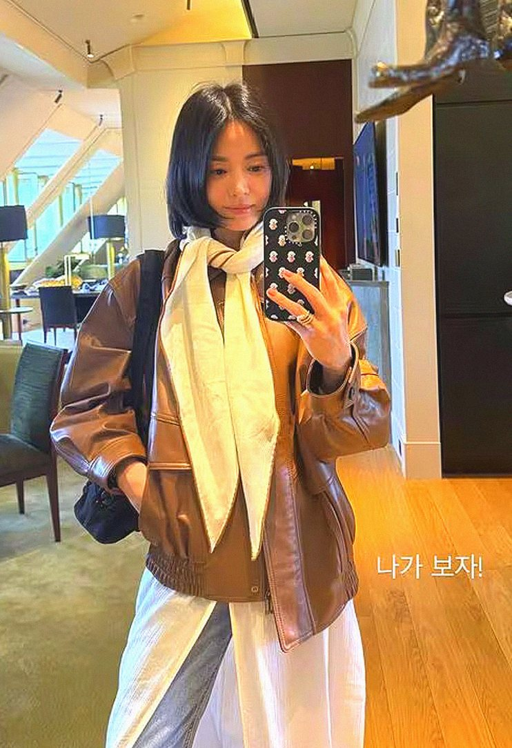 송혜교 파리 근황 속 남성 지인의 정체와 소속사 이적 후 첫 행보