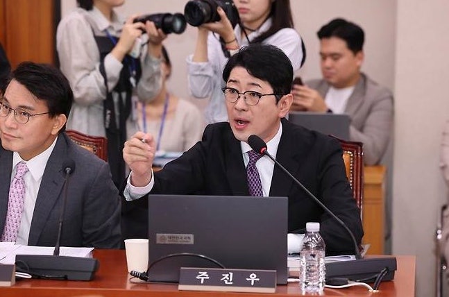 “메모를 왜 찍었나” 주진우, 김승원 보좌진 사찰 논란