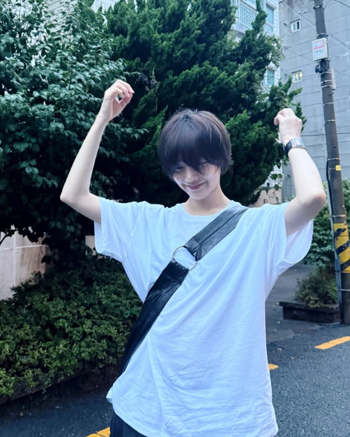 긴 머리 싹둑 자른 한지은, 흰 티 한 장에도 분위기가 달라졌어요